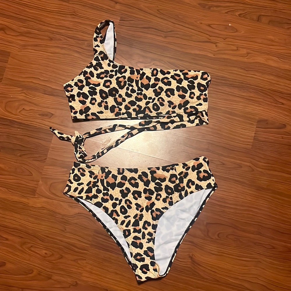 NWOT leopard XL Bikini - 1 shoulder w chest tie. Cheeky, high waist